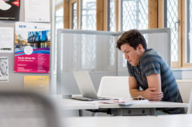 Student grübelt vor dem Laptop