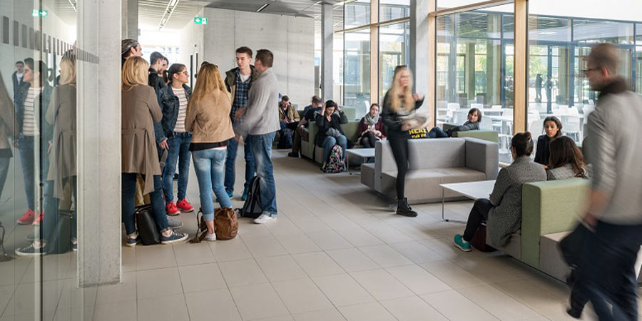 Studierende im Gang der Hochschule