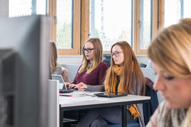 Studentinnen im Seminar