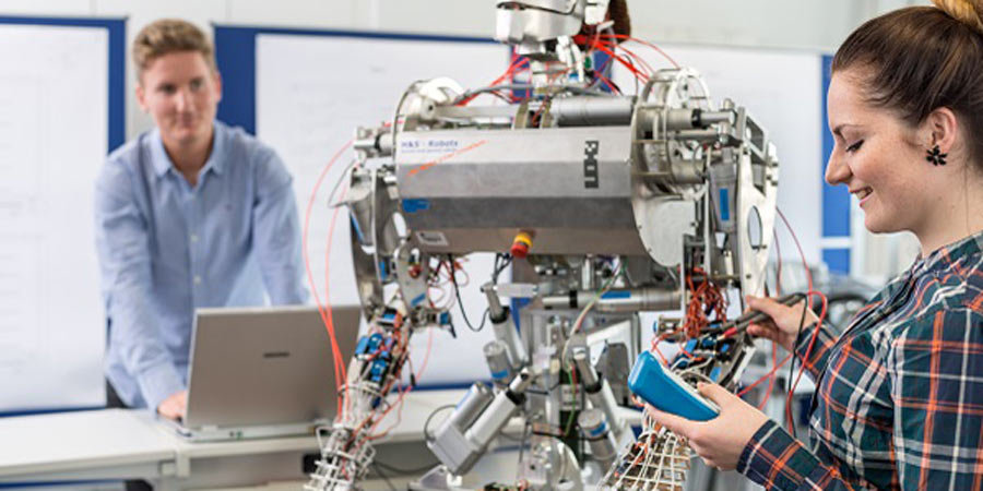 Student, Studentin und ein Roboter