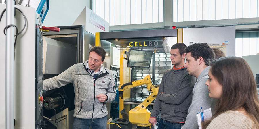Angehende Ingenieure untersuchen Maschinen