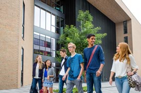 Studierende auf dem Campus der OVGU