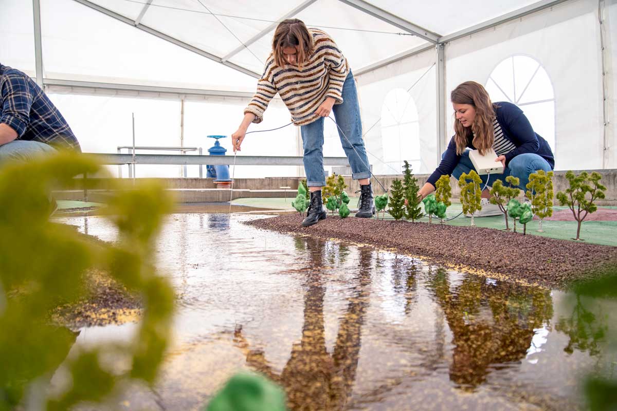 Studentin im Labor am künstlichen Bach