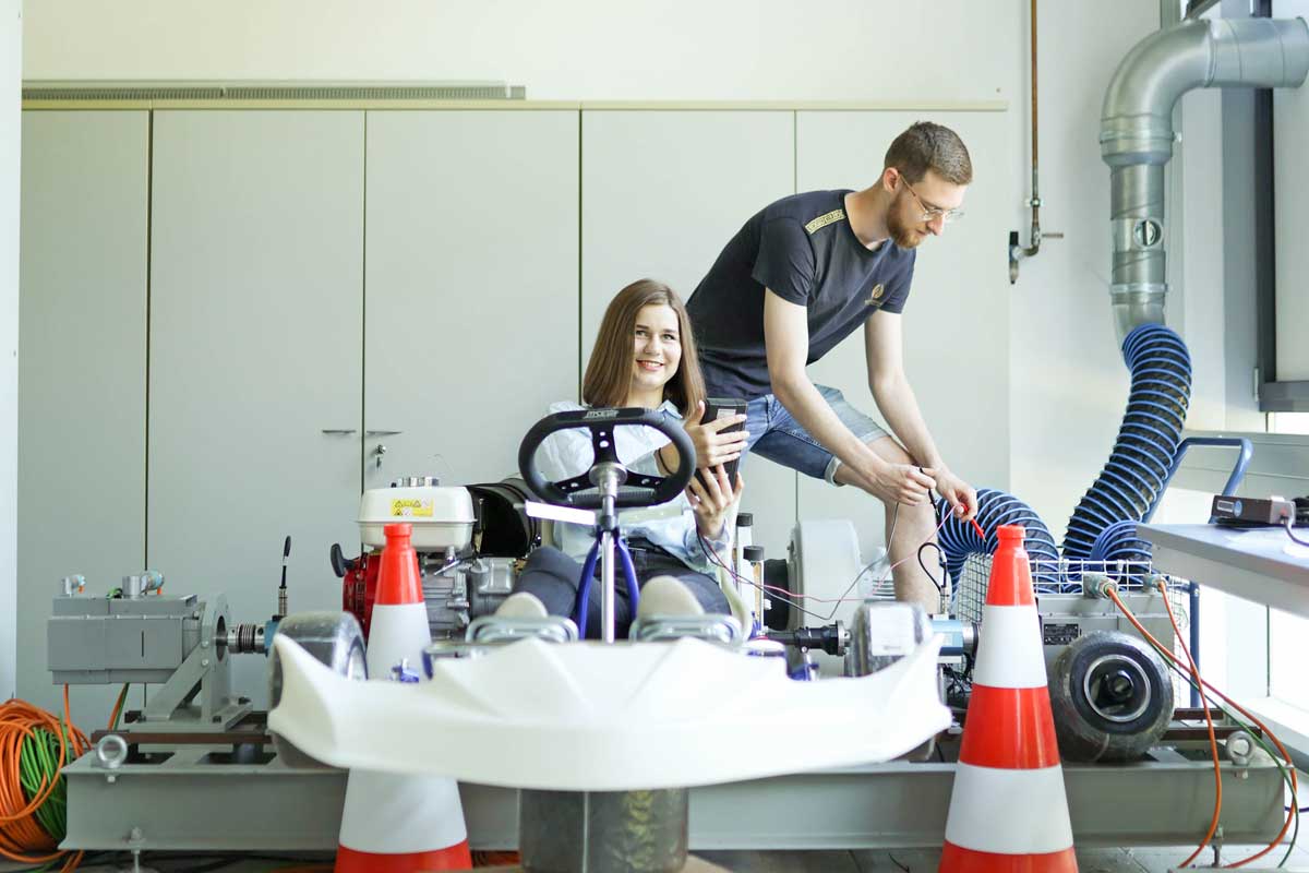 Kart wird von zwei Studis montiert