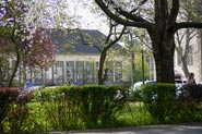 Blick auf Campus-Gebäude mit Frühlingsgarten im Vordergrund