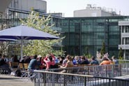 Studierende sitzen auf der Dachterrasse der Mensa