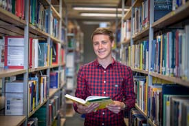 Student in der Bibliothek