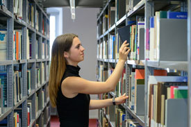Studentin der Uni Mannheim in der Bibliothek