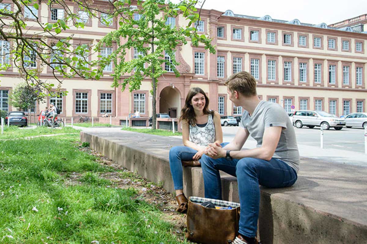 Studierende der Uni Mannheim auf dem Campus
