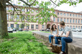 Studierende der Uni Mannheim auf dem Campus