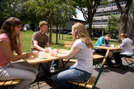 Studierende auf dem Campus der Hochschule Mannheim