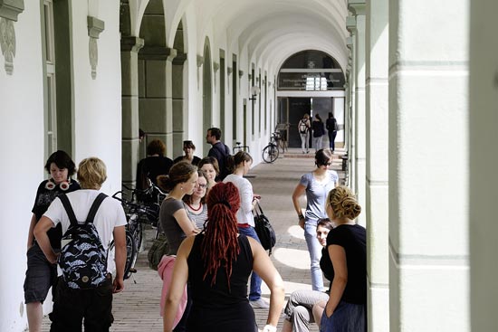 Studierende auf dem Campus