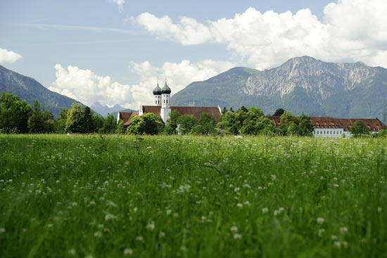 kleine Kirche, davor grüne Wiese