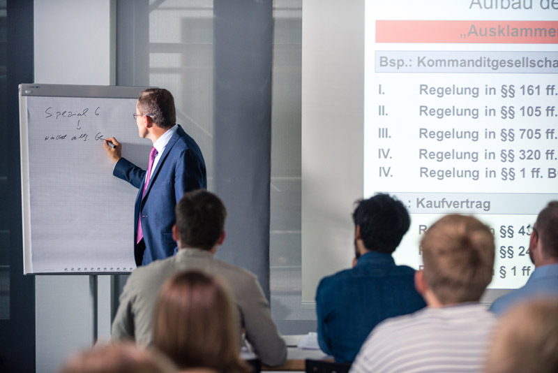 Dozent notiert auf Flipchart