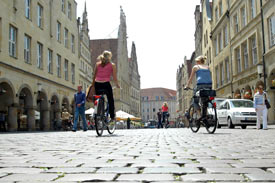 Fahrradfahrerinnen in Münsteraner Altstadt