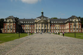 Frontalansicht des Münsteraner Schlosses, Sitz der Verwaltung der Westfälischen Wilhelms-Universität Münster
