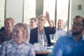 Studentin meldet sich im Seminar