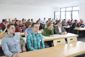 Studierende der Wirtschaftsinformatik sitzen in Seminarveranstaltung