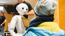 Humanoider Roboter vor Kind