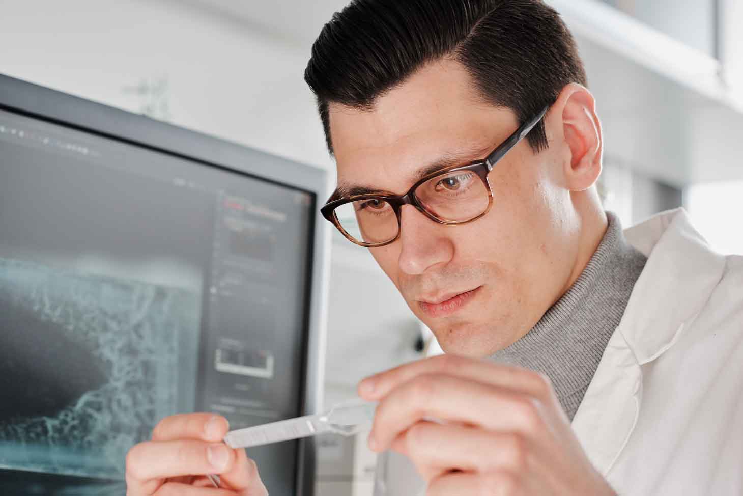 Chemiker im Labor kontrolliert Ergebnis