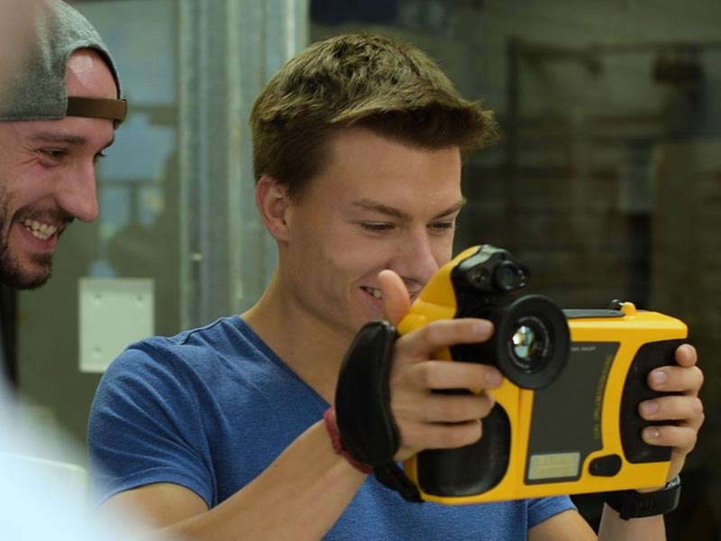 Studenten mit Messgerät