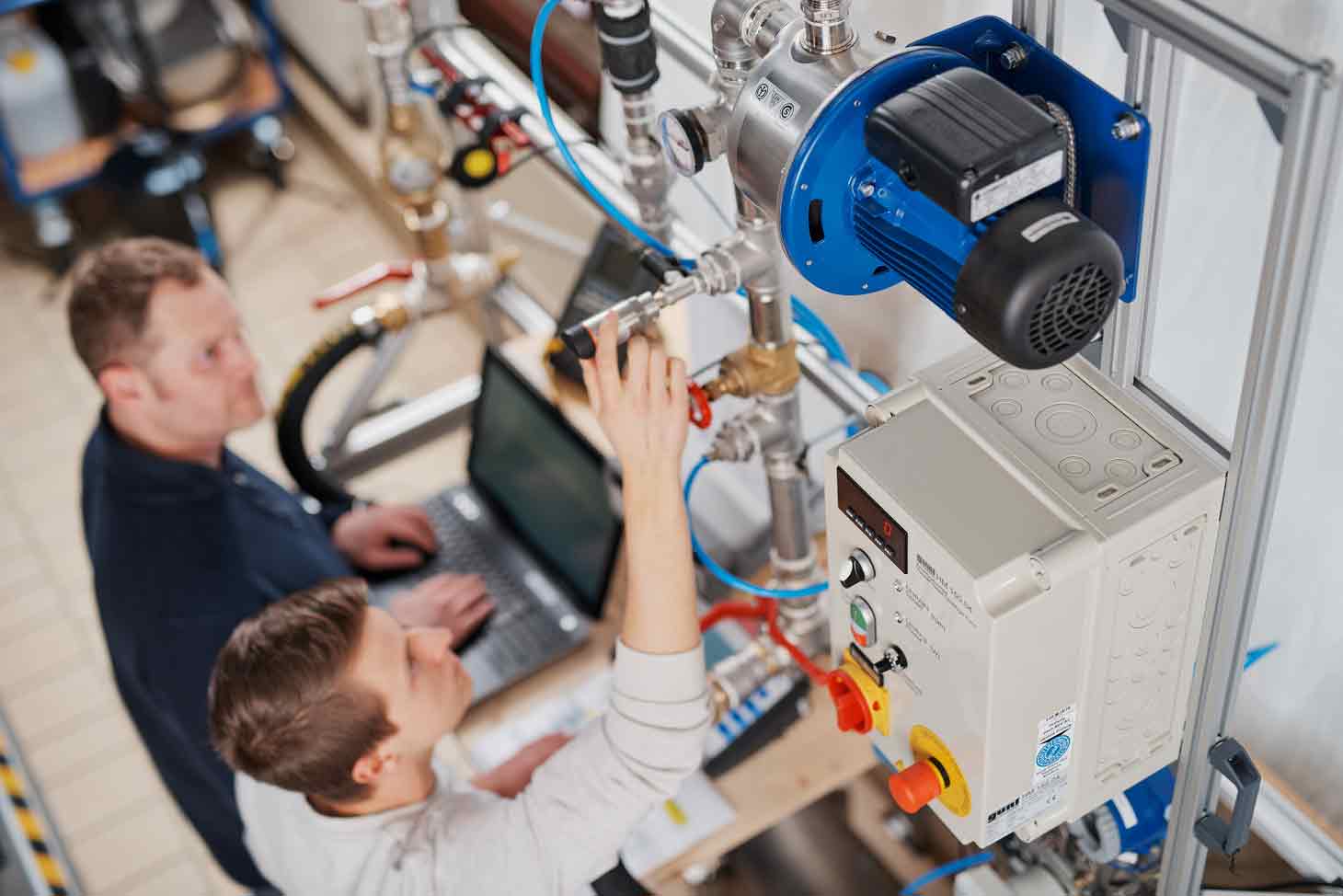 Student liest Messwert ab