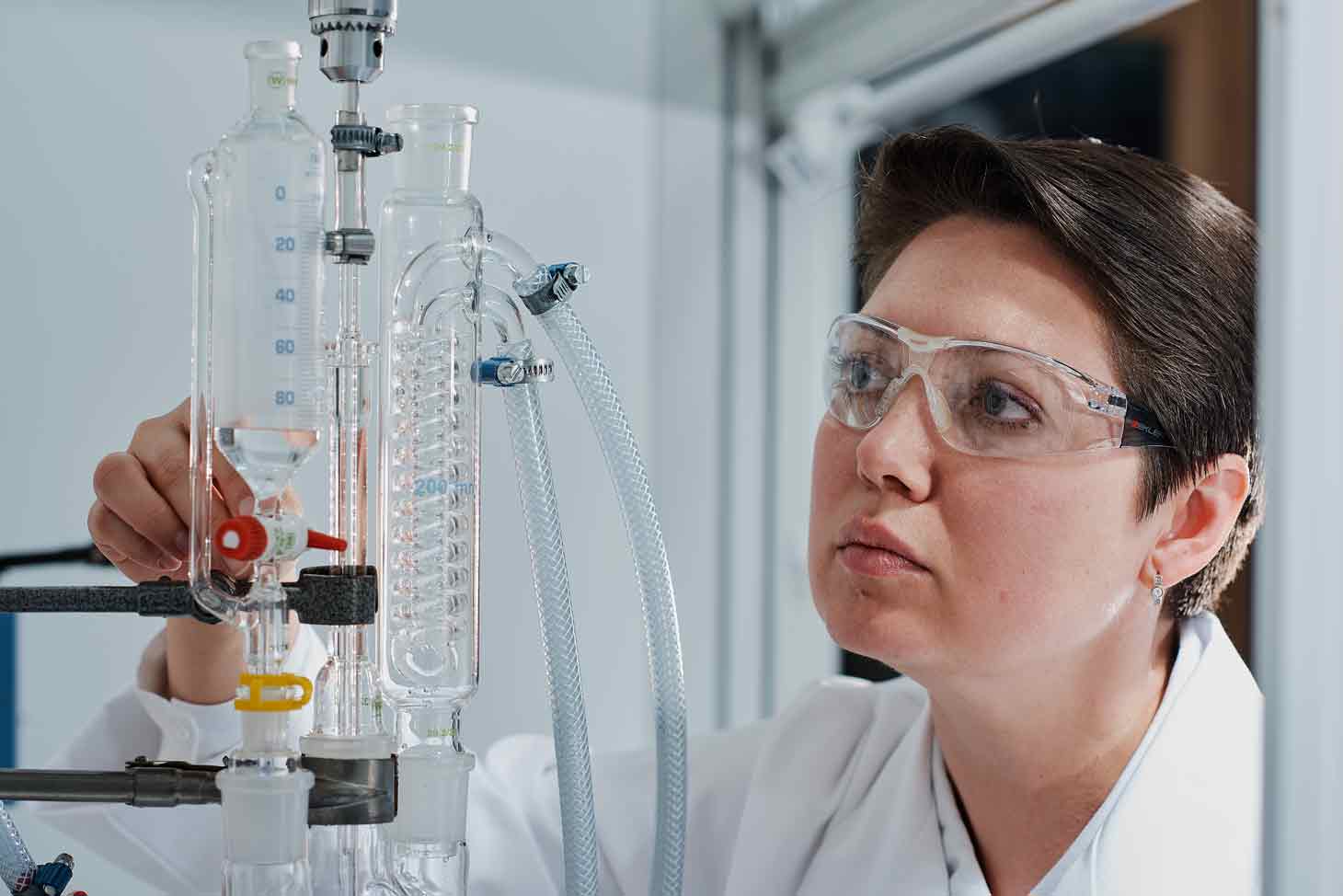 Studentin arbeitet im Labor