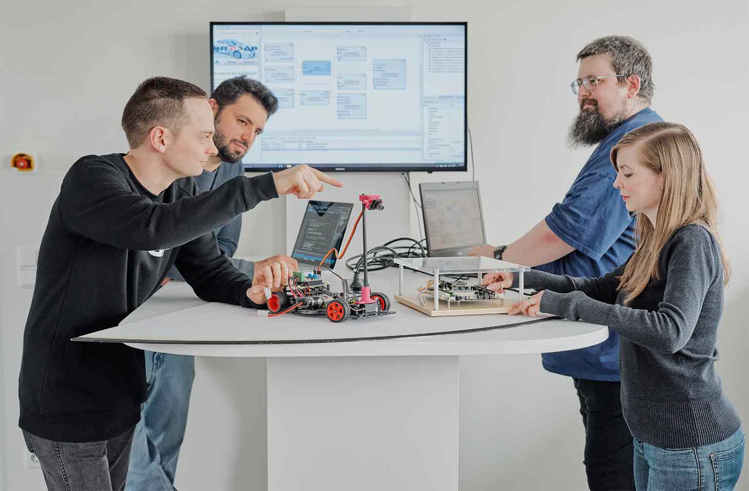 Studierende und Dozenten arbeiten gemeinsam an Informatikprojekt