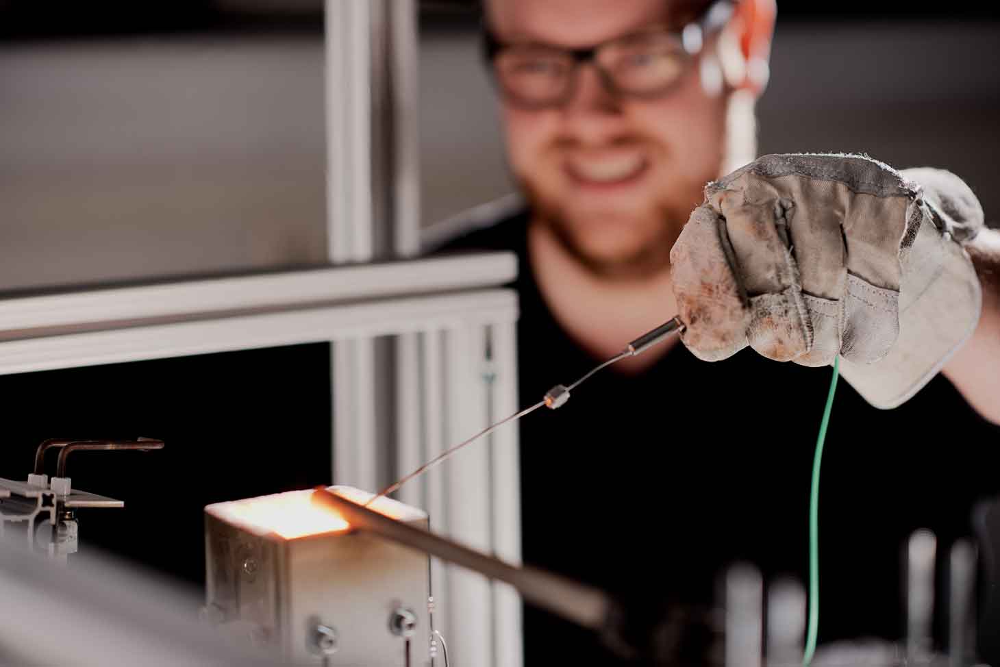 Student arbeitet mit Lötkolben