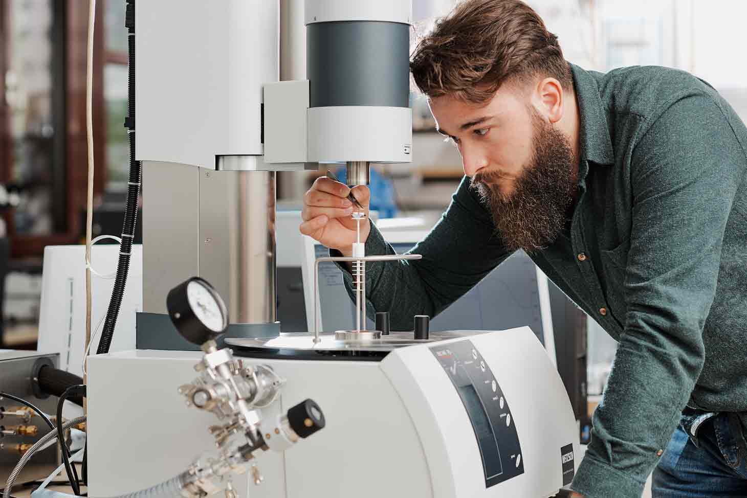 Student arbeitet mit Pinzette im Labor