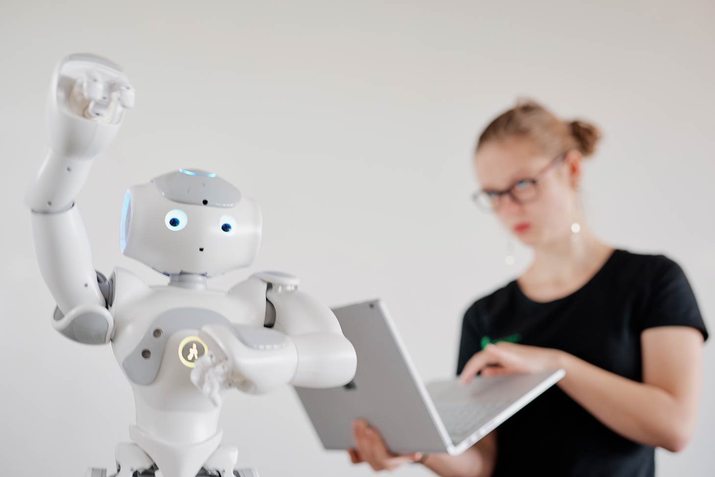 Studentin und humanoider kleiner Roboter