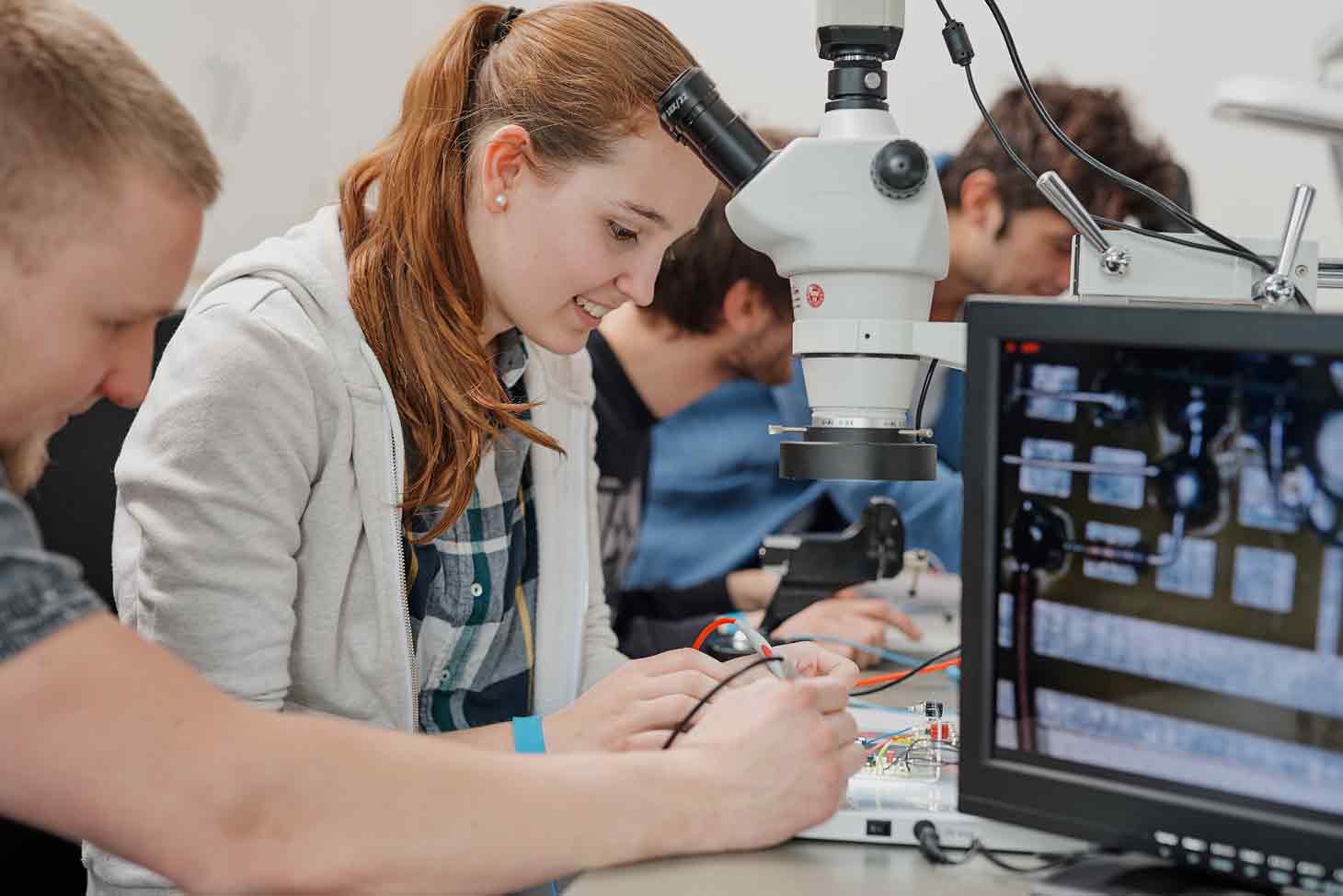 Studierende arbeiten an Platinen