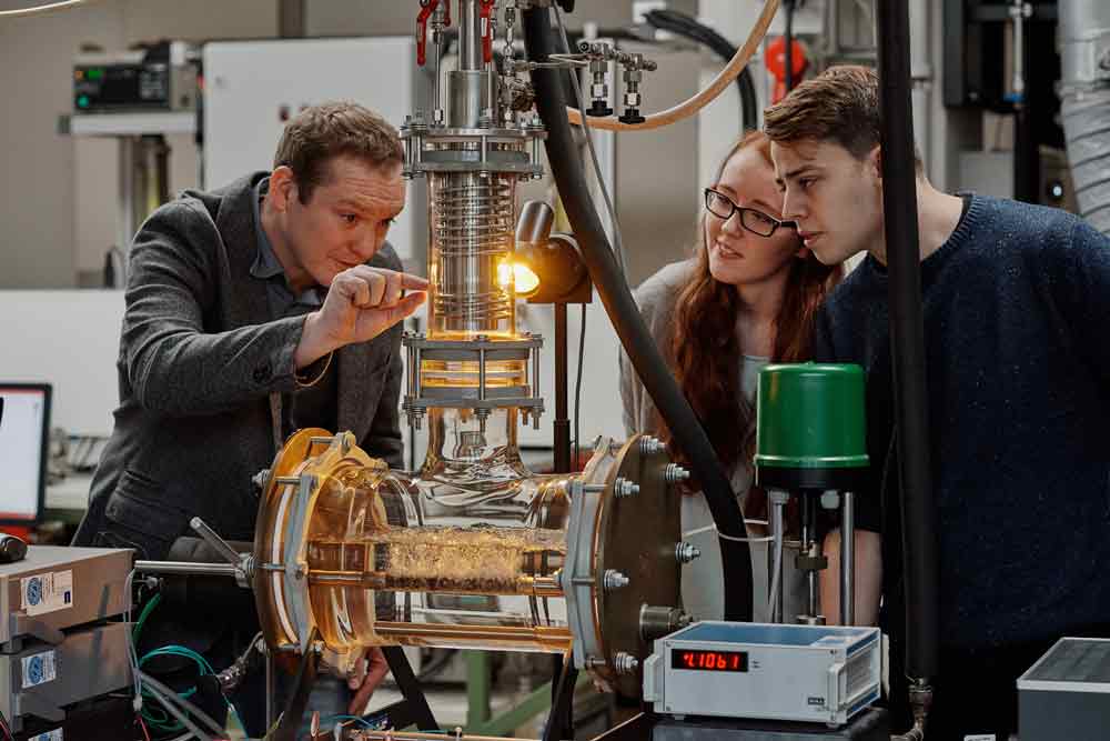 Studierende der Verfahrenstechnik im Labor