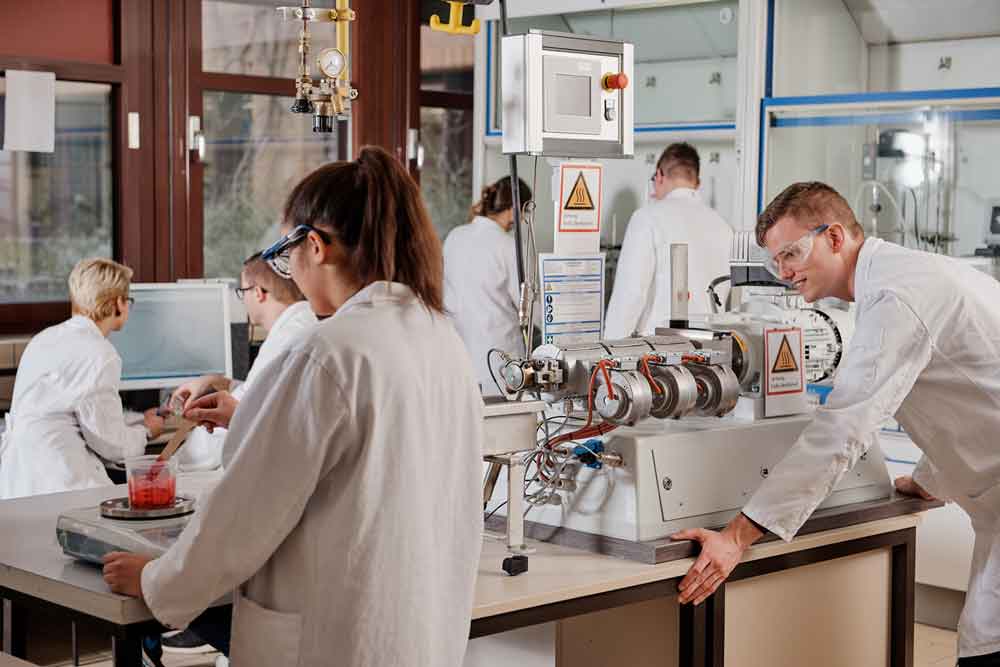 Studierende arbeiten im Labor