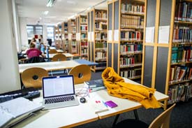 In der Bibliothek der EVHN