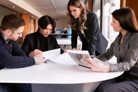 Studierende am Tisch