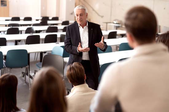 Dozent erklärt Studierenden etwas