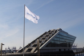 Fahne der Nordakademie vor dem Dockland Hamburg