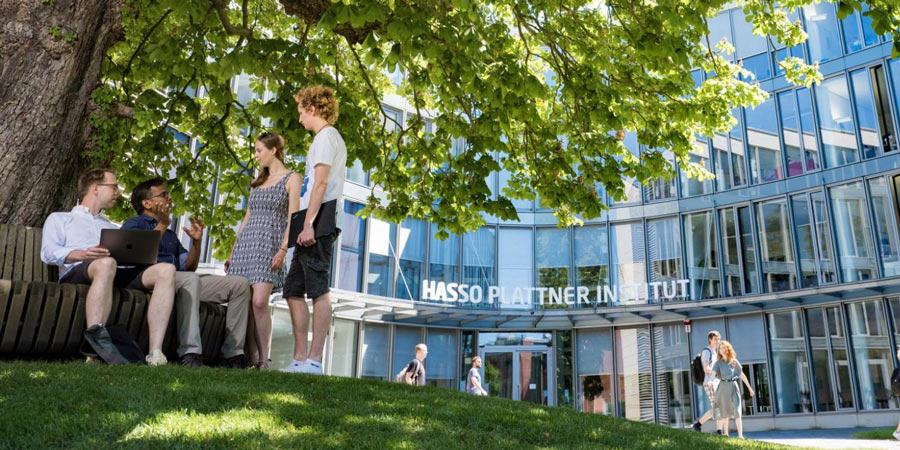 Studierende auf dem Campus