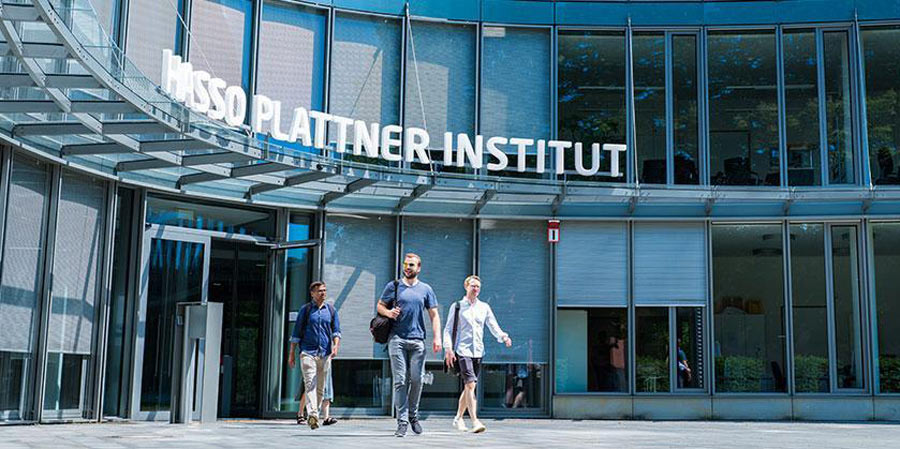 Studierede vor dem Institut