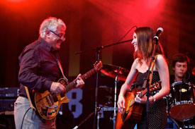 Sommerfest der Hochschule, ein älterer Herr und eine junge Frau machen gemeinsam Musik auf einer Bühne