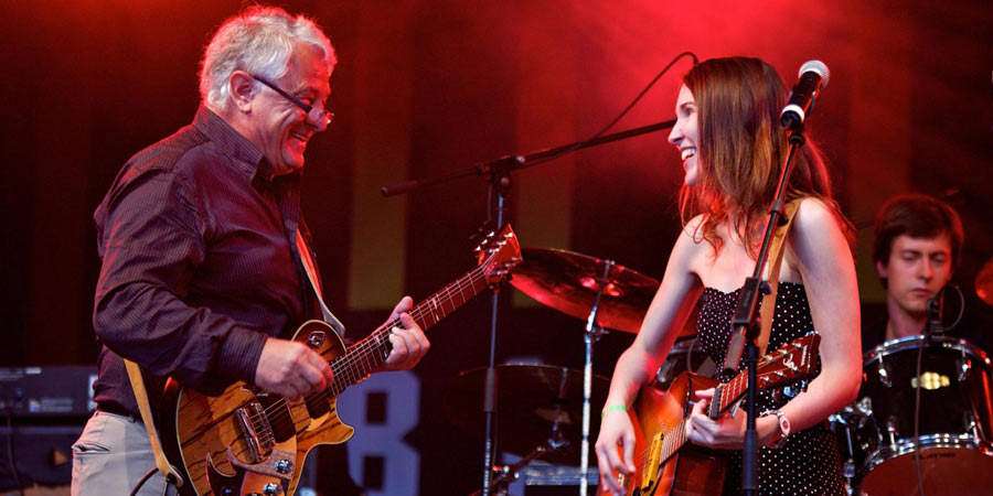 Sommerfest der Hochschule, ein älterer Herr und eine junge Frau machen gemeinsam Musik auf einer Bühne