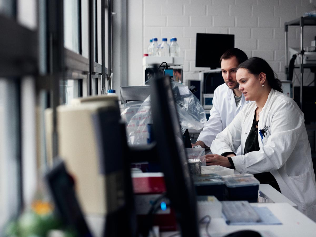 Zwei Studierende im Labor