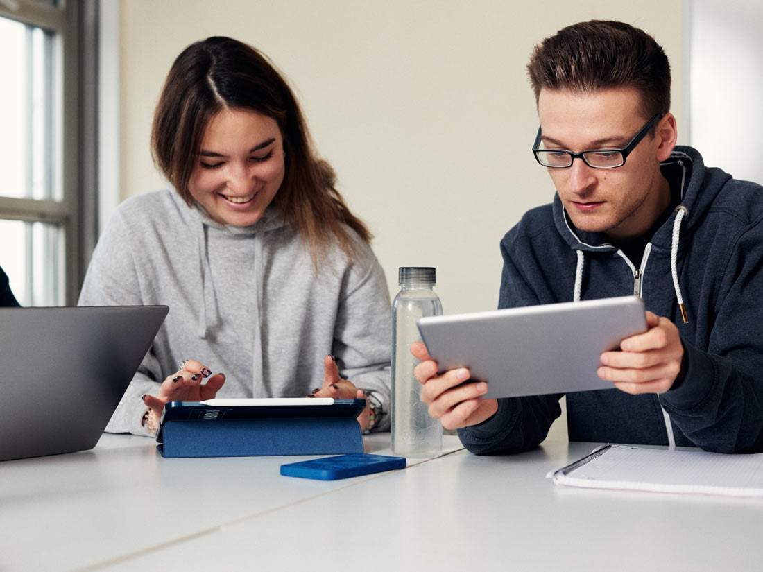 Zwei Studierende am Rechner
