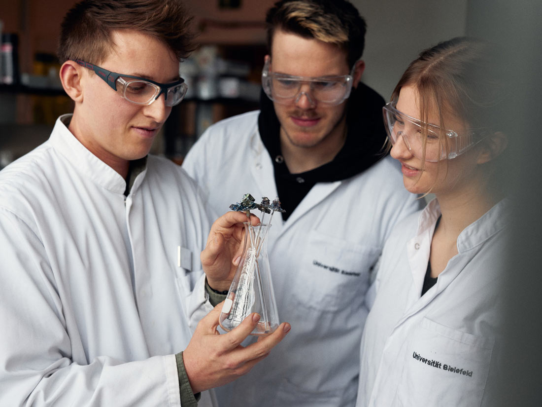 Studierende im Labor