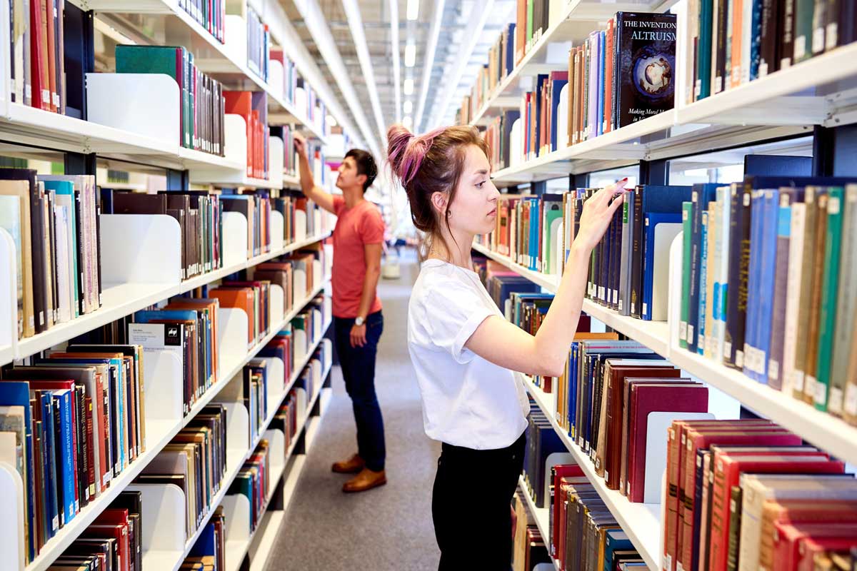 Studierende in der Bibliothek