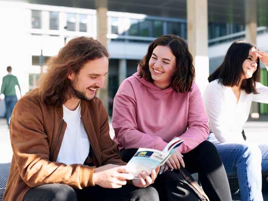 Studierende auf dem Campus