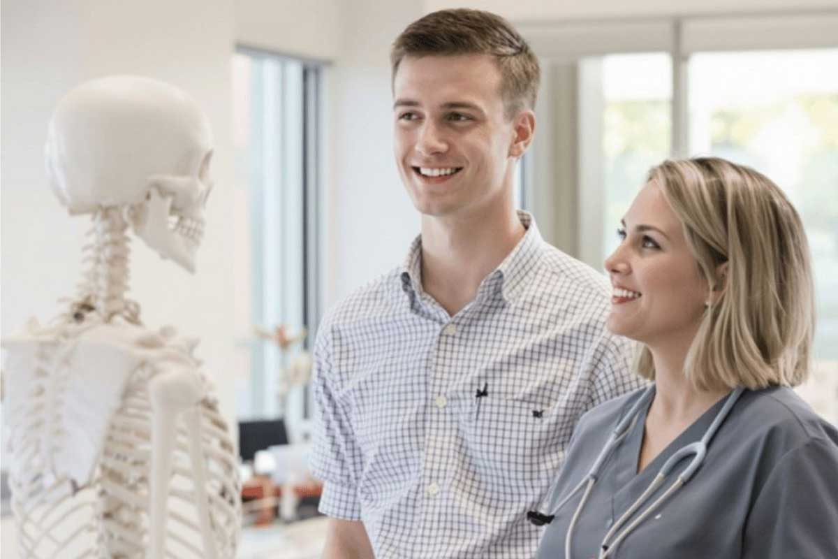 Studierende betrachten Lehrskelett