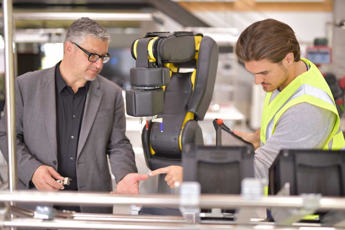 Student und Professor im Werk