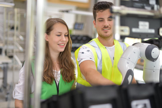 Student und Studentin arbeiten gemeinsam im Industrieraum